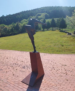 statue