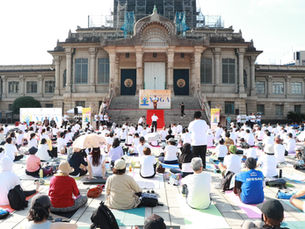 築地本願寺での国際ヨーガの日2025年の開会式