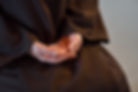 Mains d’une religieuse ouvertes en geste de prière