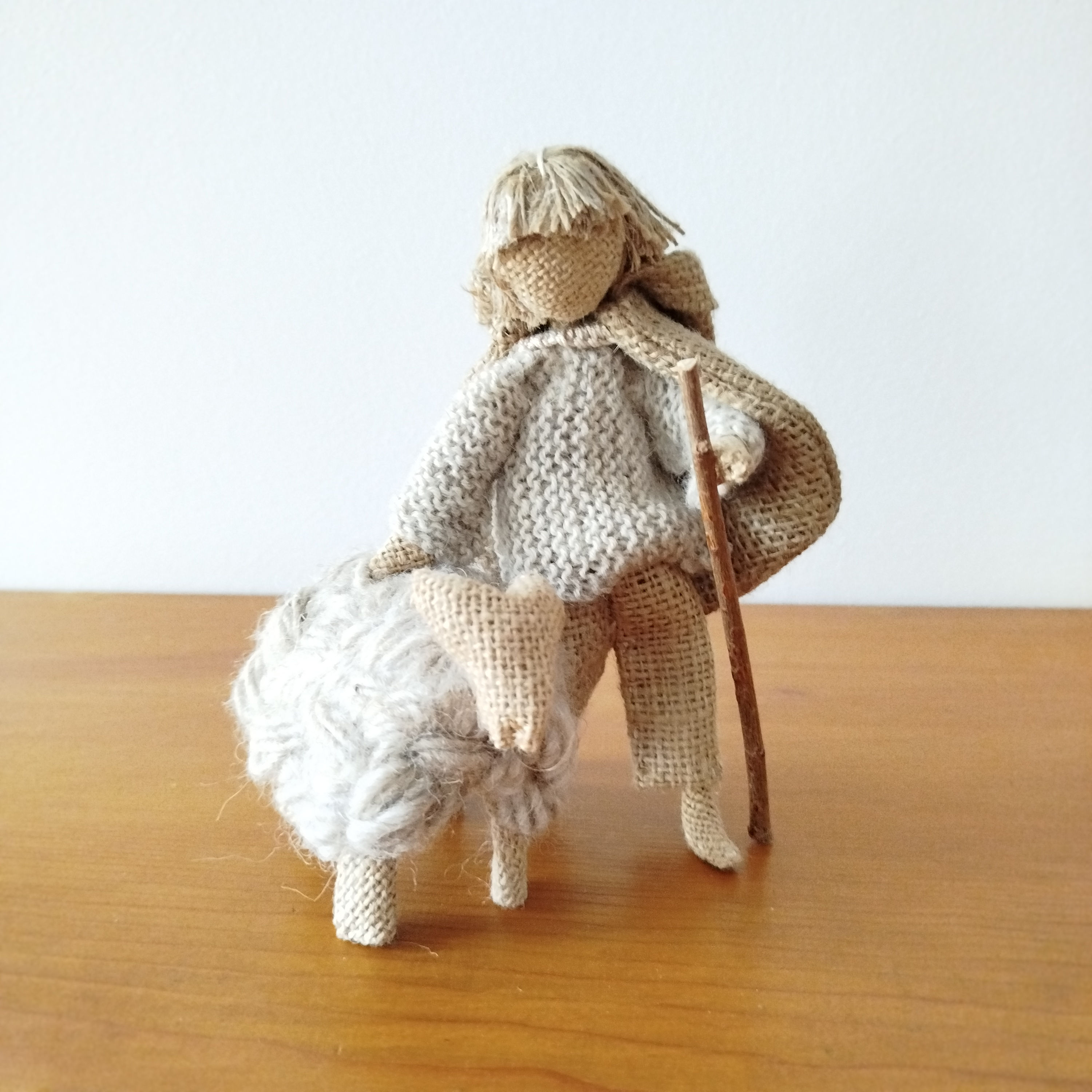 Figurine du petit berger avec son mouton
