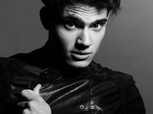 Notre acteur Mattias va débuter plusieurs mois de tournage pour son très joli rôle dans une nouvelle série télévisée