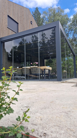 Pergola PergoNova antracyt z osłonami ZIP SCREEN na tarasie ogrodowym z grillem