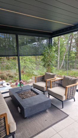 Pergola PergoNova antracyt z osłonami ZIP SCREEN na tarasie ogrodowym z grillem