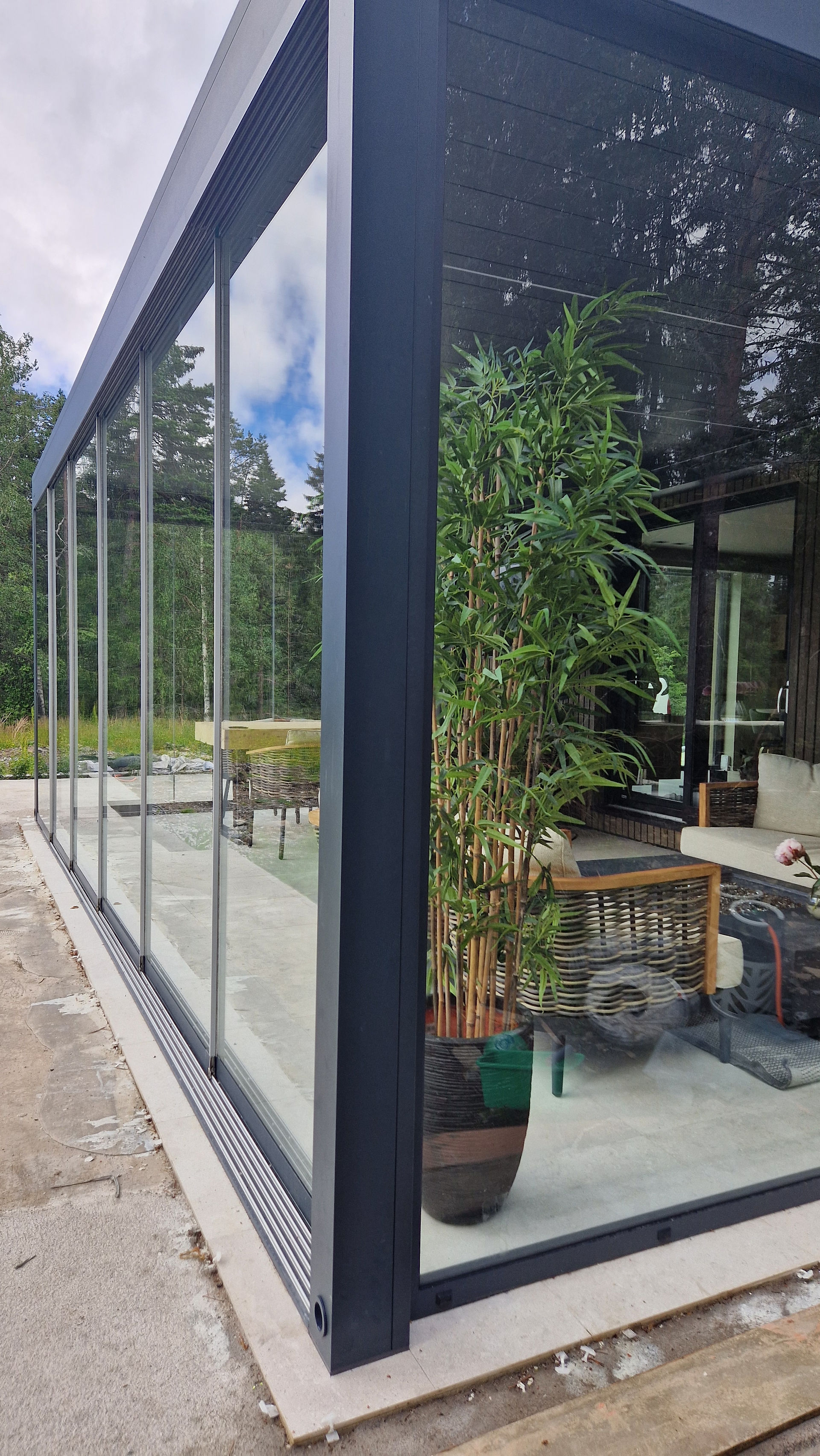 Pergola PergoNova antracyt z osłonami ZIP SCREEN na tarasie ogrodowym z grillem