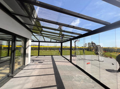 Pergola PergoNova premium aluminiowa - nowoczesna strefa wypoczynkowa zadaszona