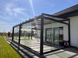 Pergola PergoNova premium aluminiowa - nowoczesna strefa wypoczynkowa zadaszona
