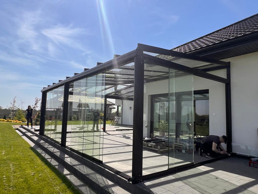 Pergola PergoNova premium aluminiowa - nowoczesna strefa wypoczynkowa zadaszona