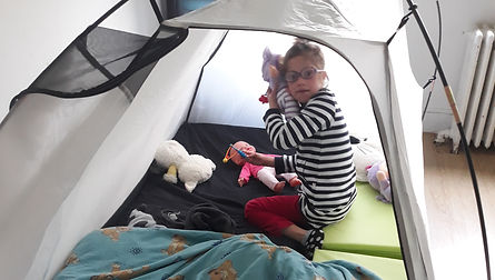 Enfant et ses doudous dans une tente