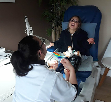 Enfant souriant et pédicure médicale soignant ses pieds