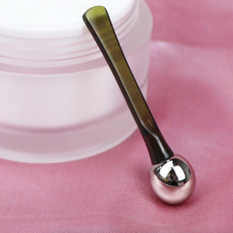 Thumbnail: BÂTONNET DE MASSAGE CONTOUR DES YEUX