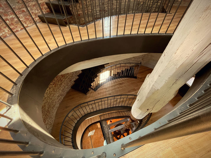 balustrades uit gepoederlakt staal in ei-vorm