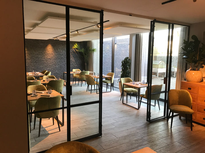 vouwdeur uit staal en glas, restaurant met interieur uit staal