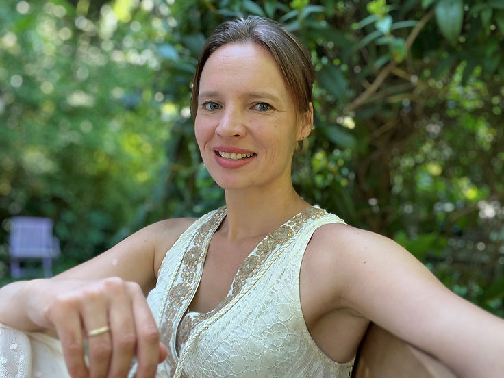 Christina_sitzend_im_Garten.jpg