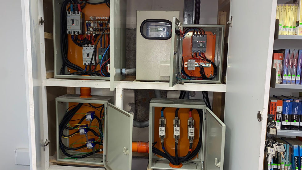 Factibilidad y construcción de empalme trifásico en sala eléctrica.