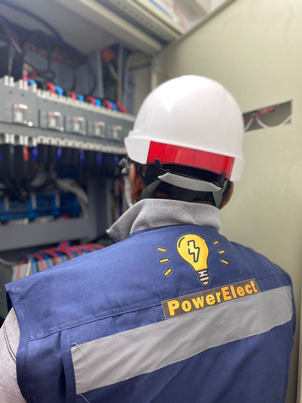 Inspección e identificación de circuitos eléctricos en sala eléctrica.