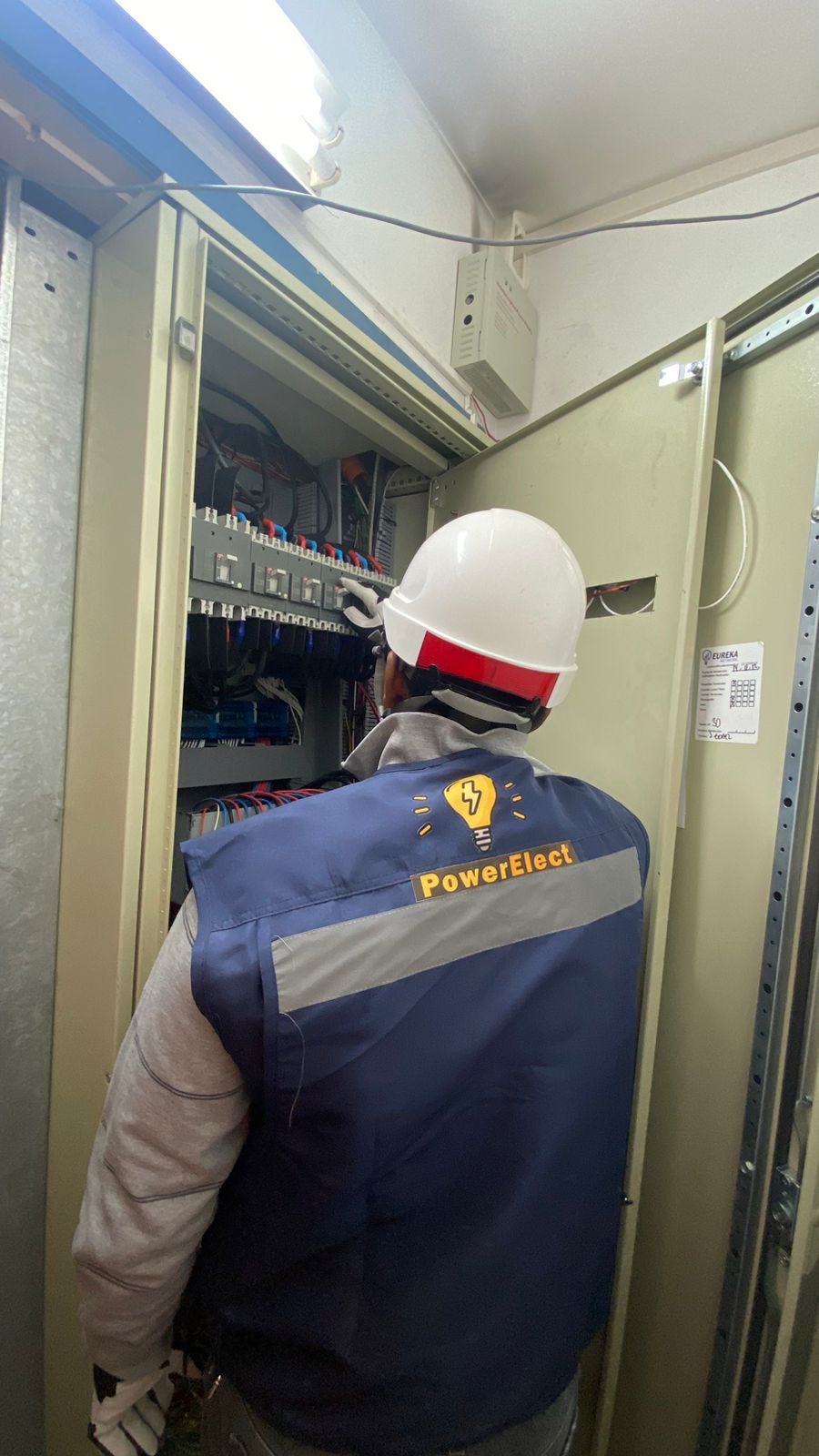 Inspección e identificación de circuitos eléctricos en sala eléctrica Salazar Israel