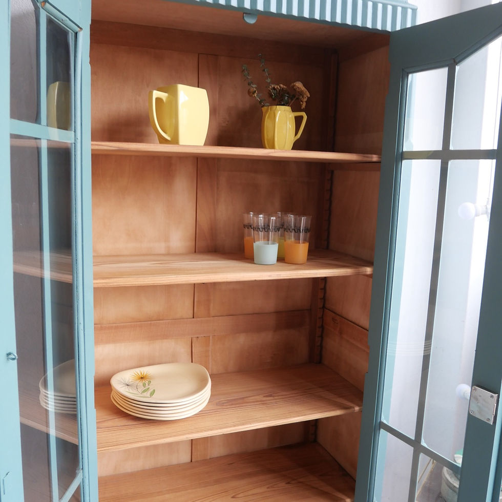 Miniature : Vitrine ancienne en bois sculpté