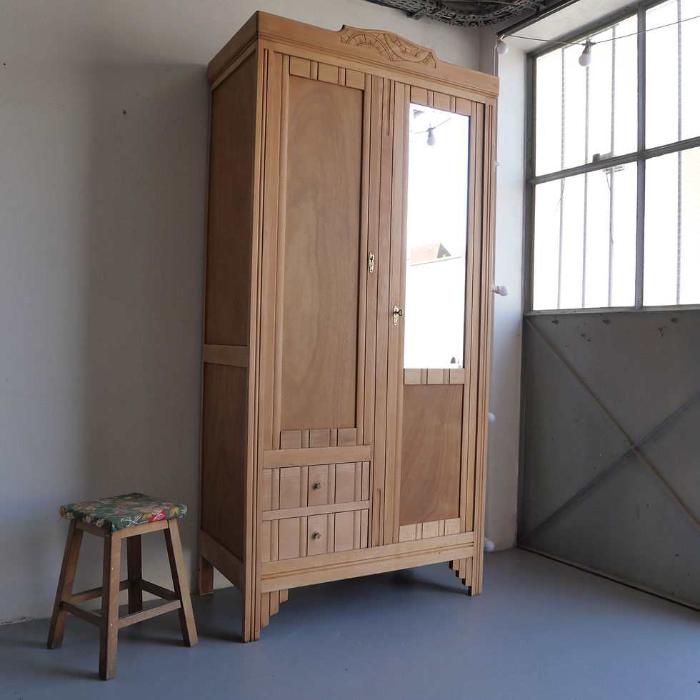 Thumbnail: Armoire art déco rénovée