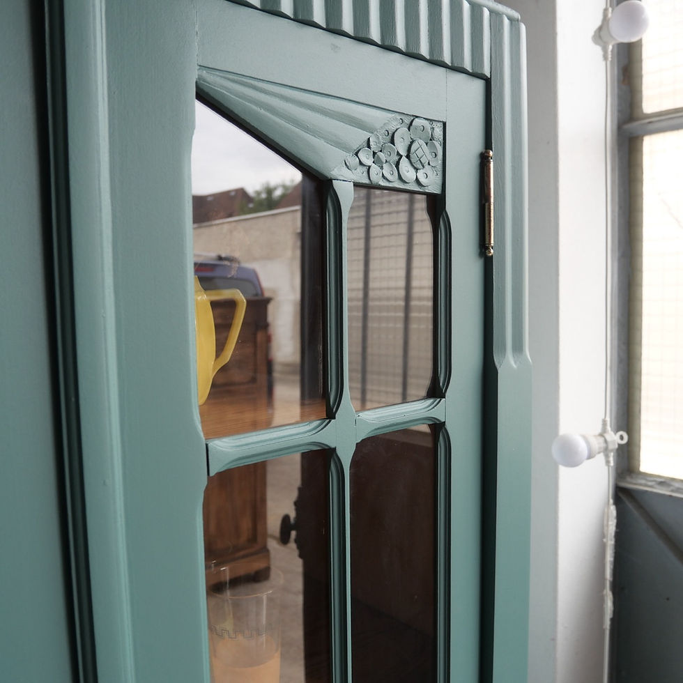 Miniature : Vitrine ancienne en bois sculpté