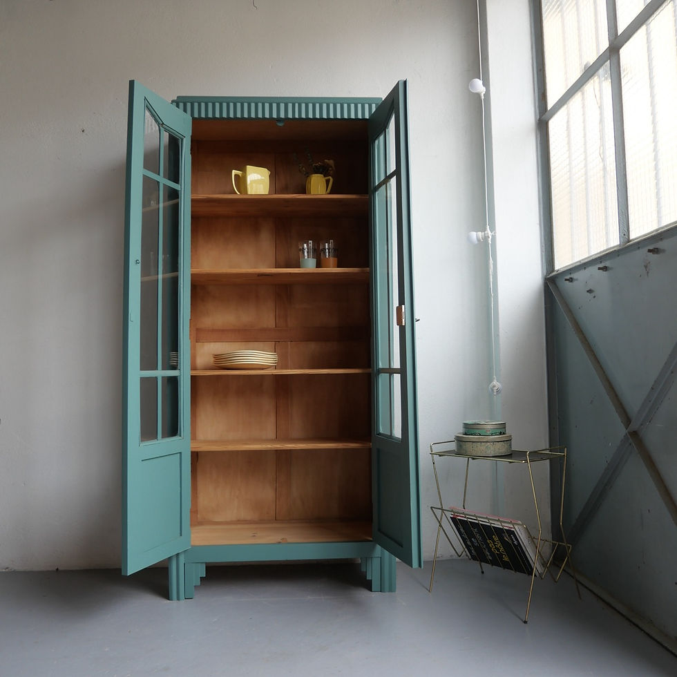 Miniature : Vitrine ancienne en bois sculpté