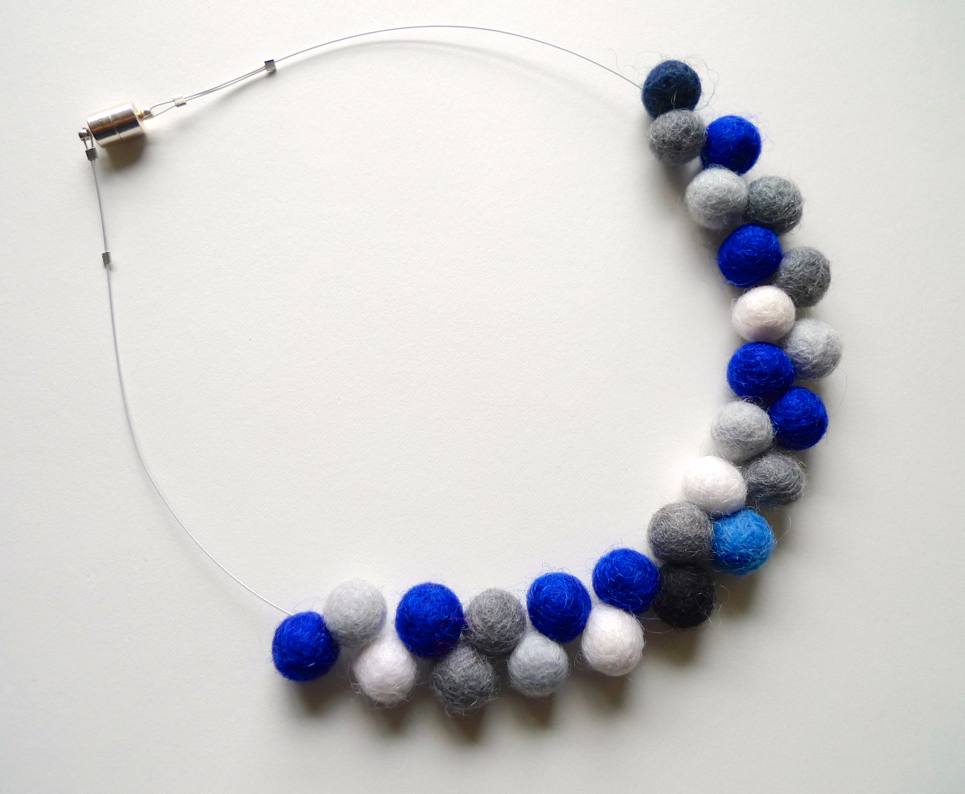 Atom in blue_white