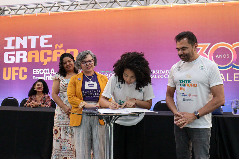 Momento da assinatura do convênio - Foto: Vicktor Braga/ufcinforma