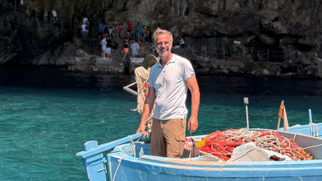 Beppe Convertini a MaccheTivù: «Azzurro mi riporta nella mia Puglia, tra mare e radici»