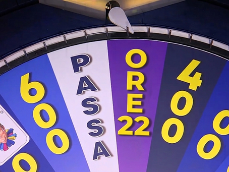 Canale 5 sposta l’inizio della prima serata alle 22: scelta strategica che fa discutere