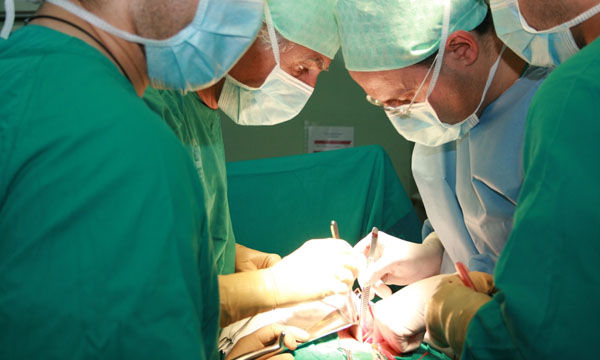 medicos-quirofano.jpg