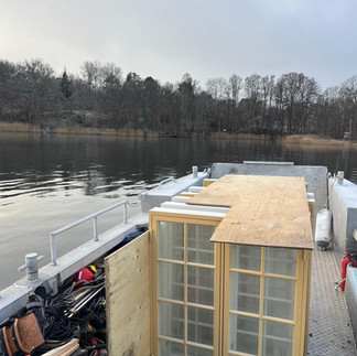fönster lastade i båten på väg ut i skärgården