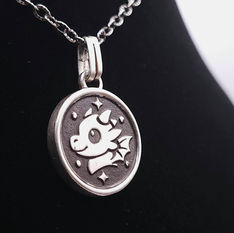 Pendentif dragon mignon en argent sterling avec design fantasy détaillé