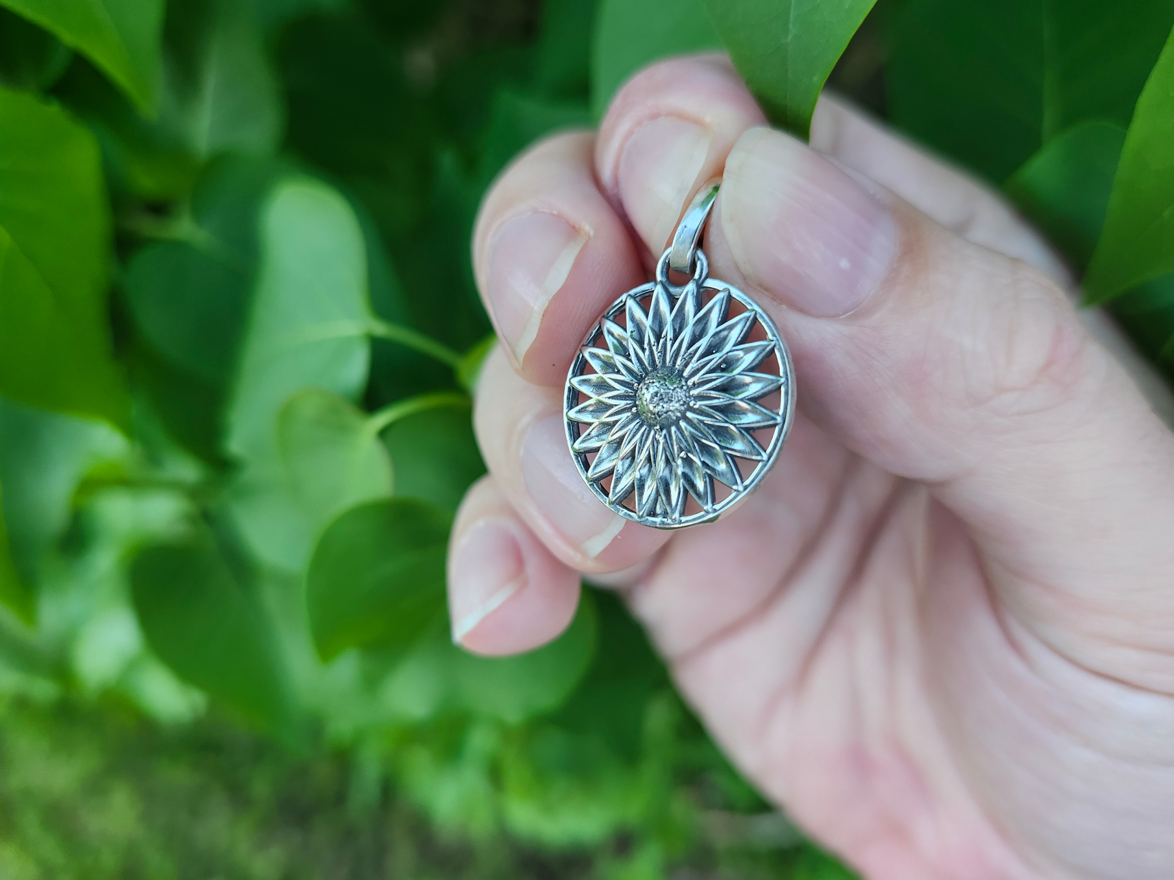 Pendentif Fleur en argent sterling 925 | Bijou artisanal inspiré de la nature