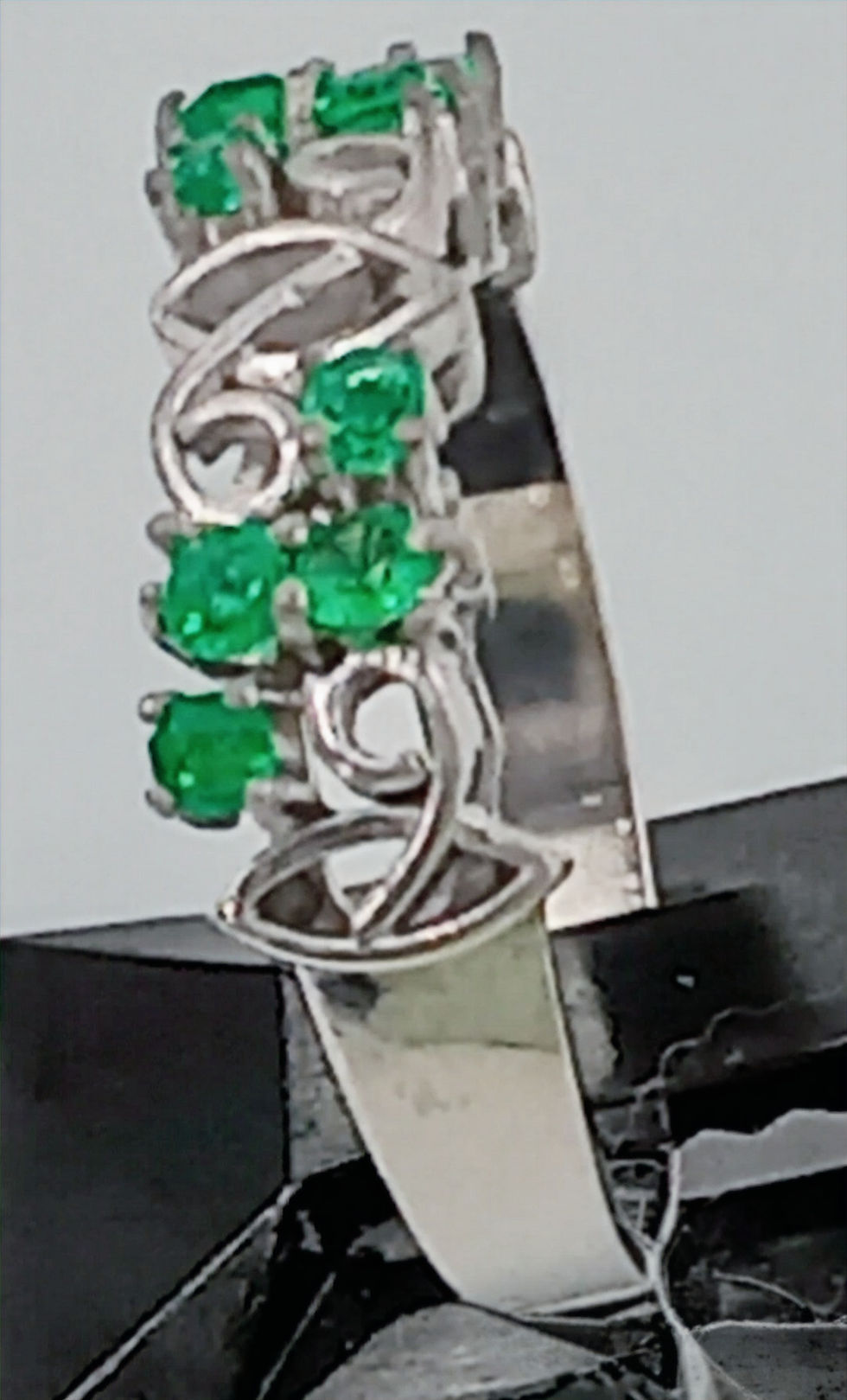 Thumbnail: Anillo Flor de Esmeraldas (Precio por contacto)