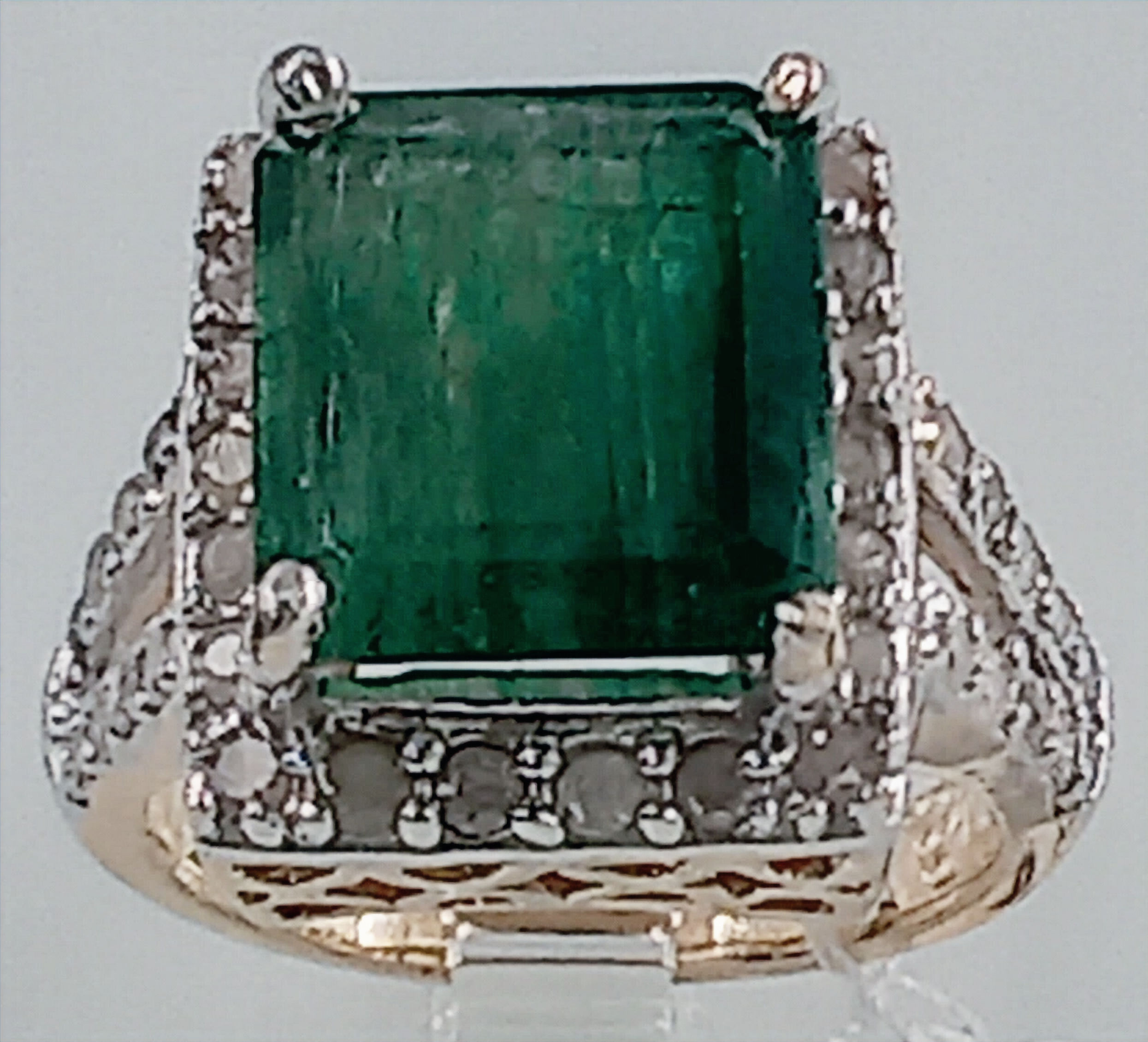 Anillo de Esmeralda y Diamantes