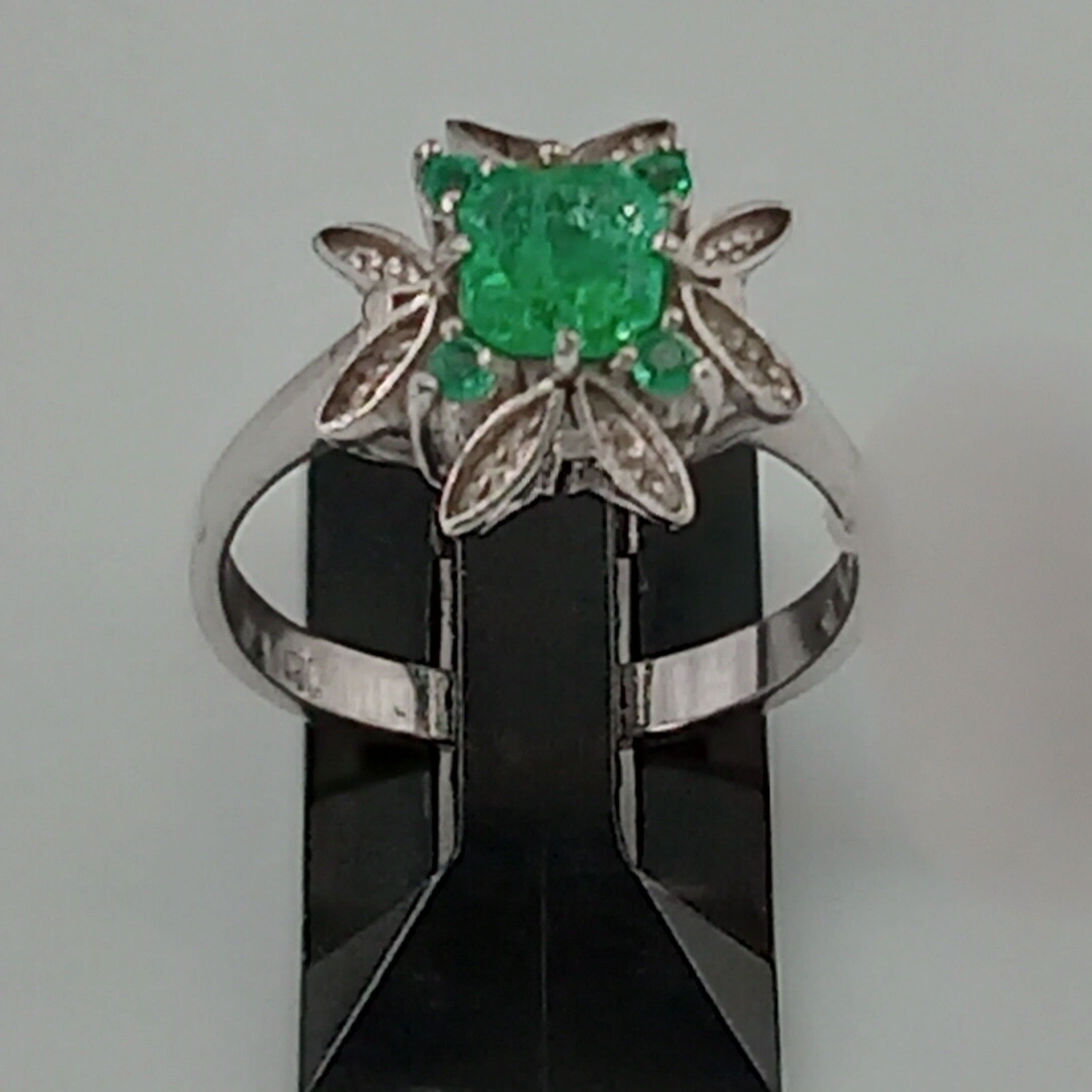 Anillo de Oro Blanco Con Esmeraldas