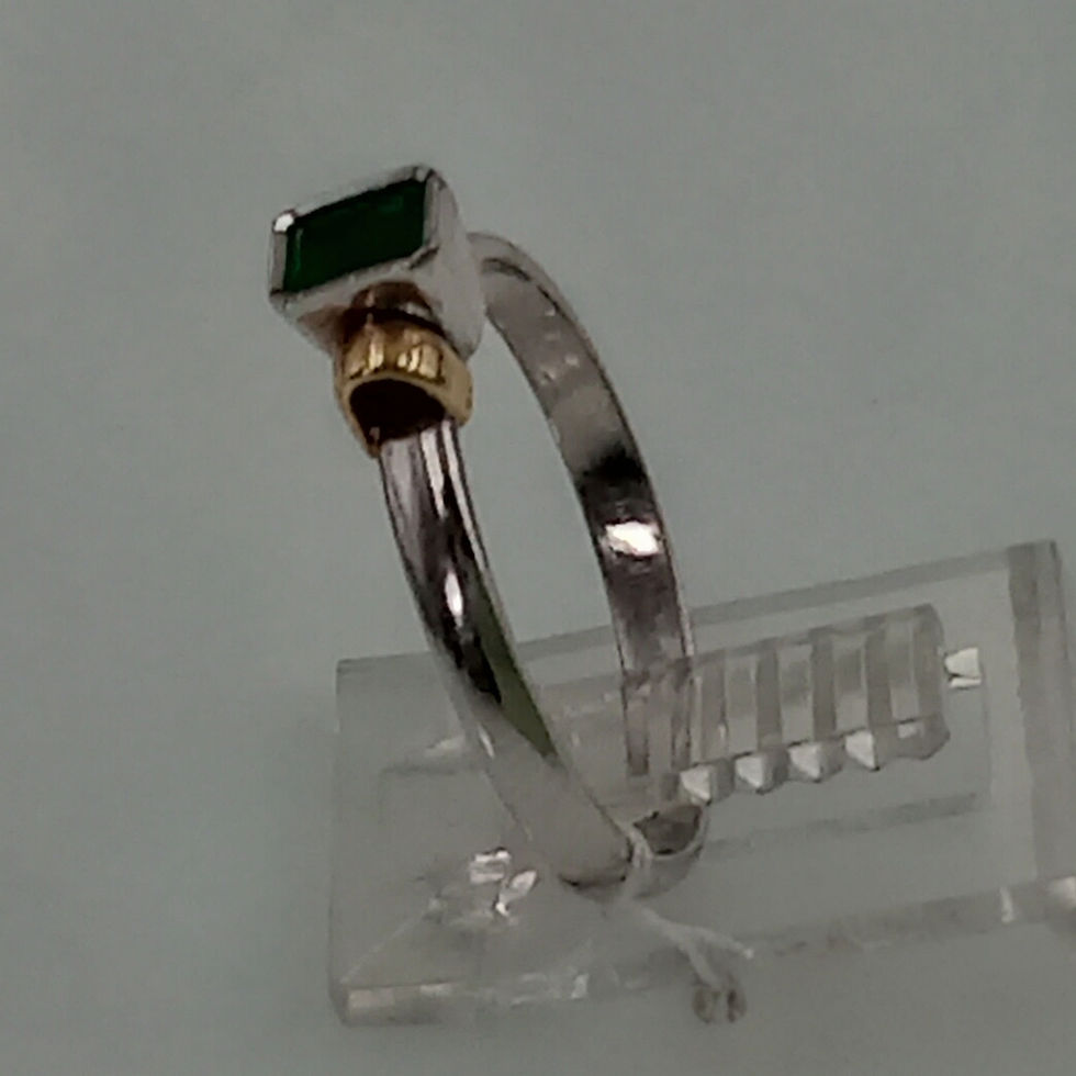 Thumbnail: Anillo de Oro Amarillo y Blanco con Esmeralda (Precio por contacto)