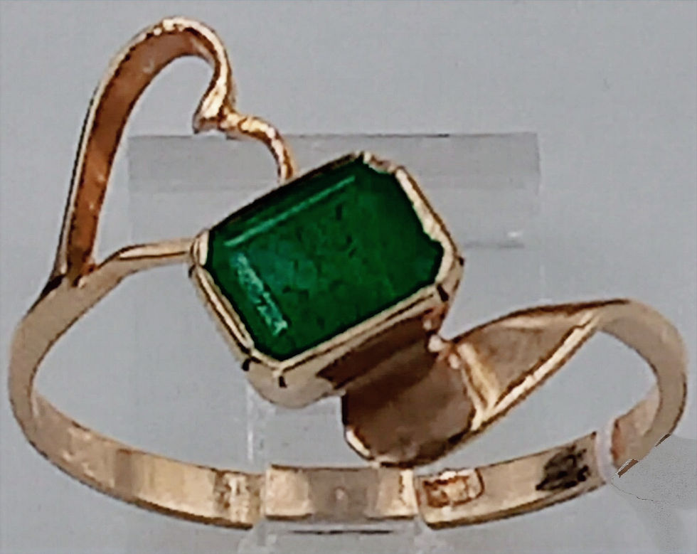 Anillo Corazón con Esmeralda
