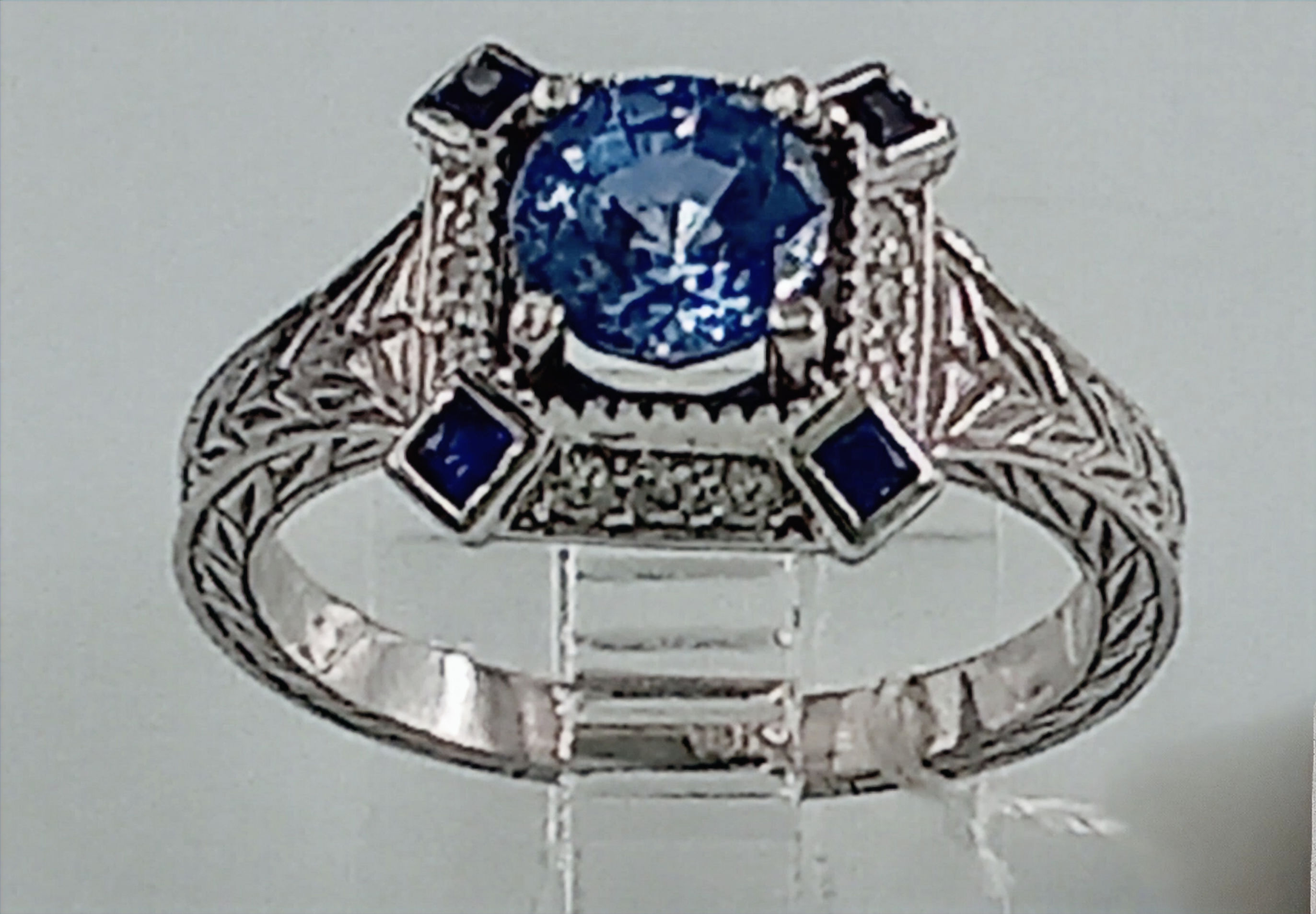 Anillo de Zafiros y Diamantes