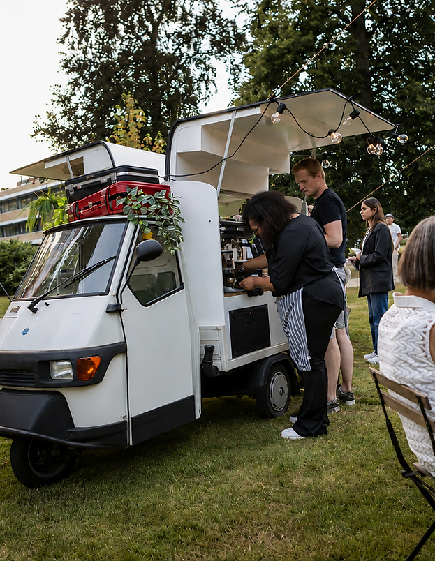 Mobiele koffiekar tijdens bruiloft