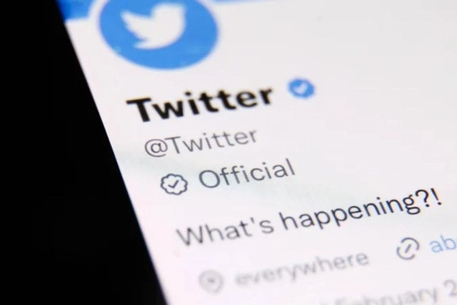 Twitter từng thử nghiệm đánh dấu "Chính thức" với các tài khoản đã xác thực.