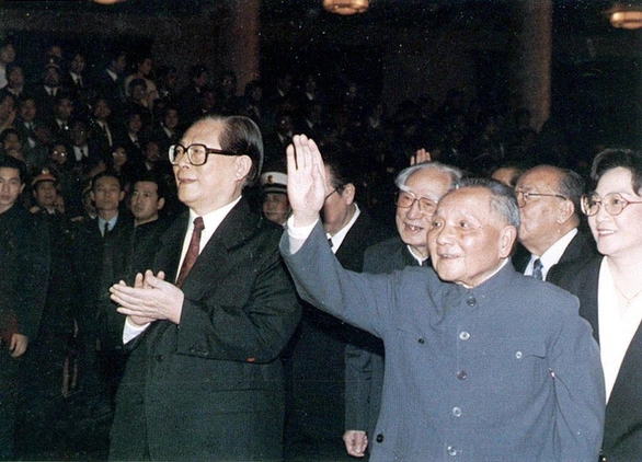 Ông Giang Trạch Dân (trái) và ông Đặng Tiểu Bình trong ảnh chụp tháng 11-1989