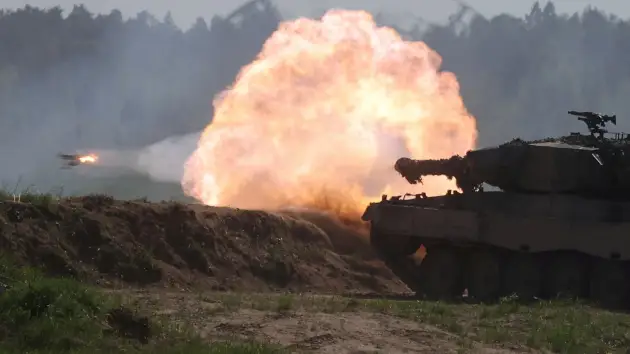Một chiếc xe tăng Leopard 2PL của Ba Lan khai hỏa trong cuộc tập trận quân sự Defender Europe 2022 của quân đội NATO bao gồm quân đội Pháp, Mỹ và Ba Lan, trong bối cảnh Nga xâm lược Ukraine, tại thao trường quân sự ở Bemowo Piskie, gần Orzysz, Ba Lan ngày 24 tháng 5 năm 2022.