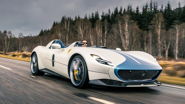 Bộ đôi Ferrari Monza thực sự gây tiếng vang khi ra mắt vì cách thiết kế dị (không hề có khung kính phía trên), độ hiếm và là khởi đầu của một chuỗi series Ferrari mới nên không ít khách hàng "ngựa chồm" cố sống cố chết để tậu về một chiếc