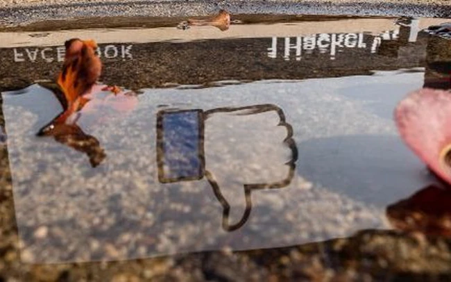 Biểu tượng “Like” của Facebook phản chiếu dưới nước.
