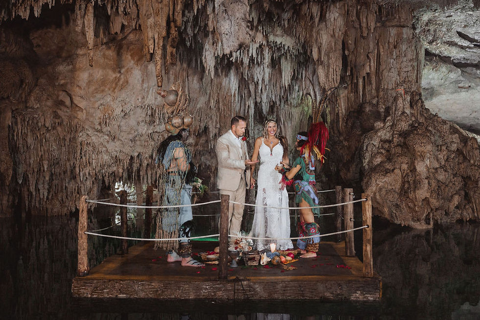 Novios en una ceremonia maya, adentro de una cueva