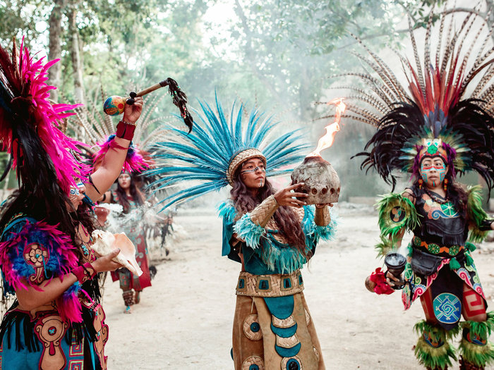 Danzantes prehispánicos actuando con fuego