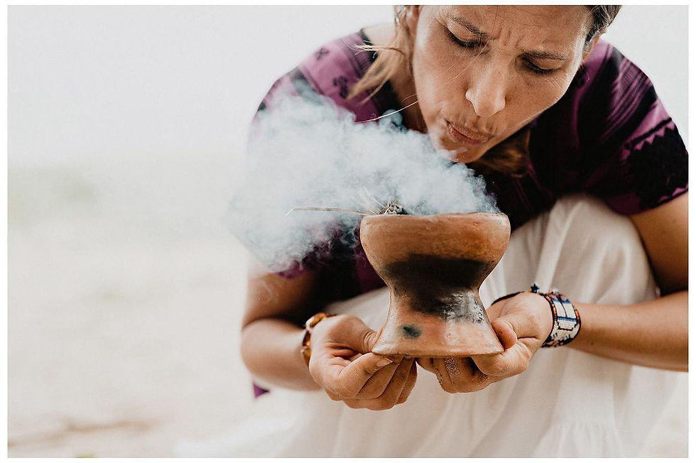 Sahumadora soplando en el fuego sagrado en el sahumador