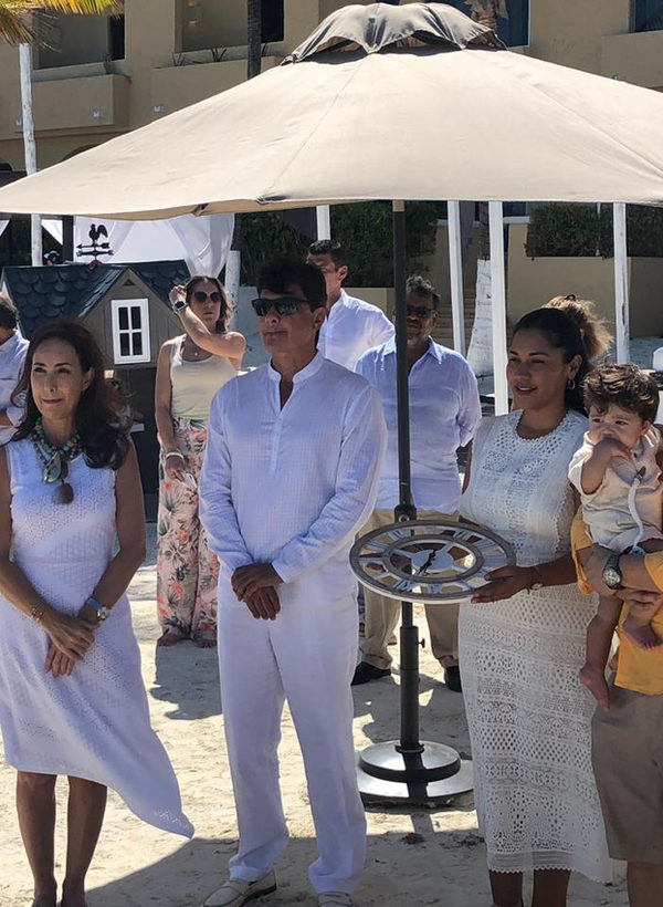 Niños y su familia participando en una ceremonia al aire libre
