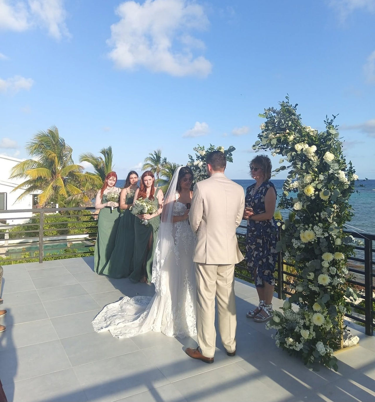Pareja de novios en terraza con vista al mar durante boda íntima en villa privada de Akumal
