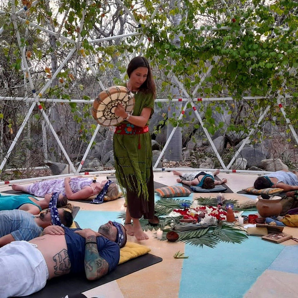 Circulo en meditacion con los ojos cerrados y mujer tocando tambor